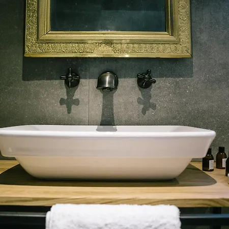 Vault Hotel 4*